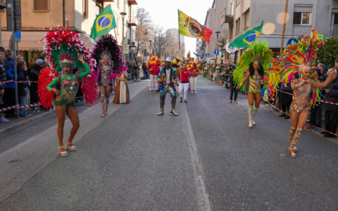 Carnevale di Venezia 2026, sfilata di carri allegorici a Mestre il 16 febbraio