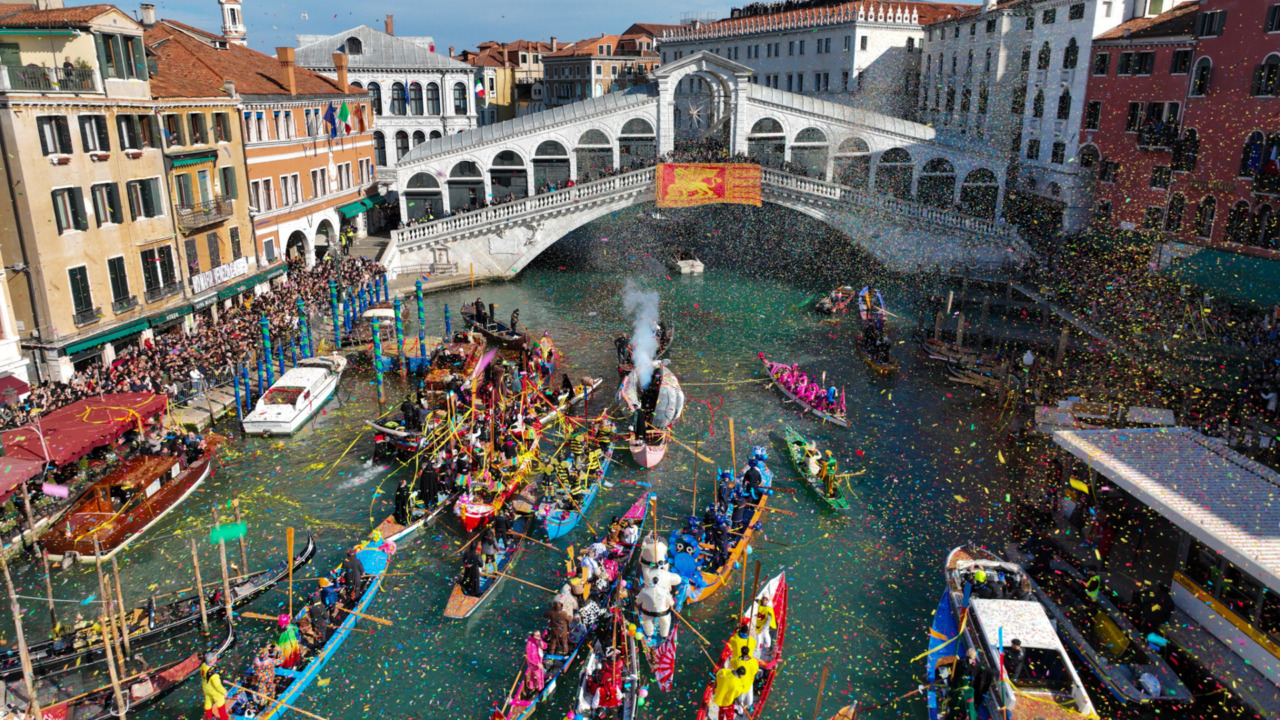 Carnevale di Venezia 2026: lo scoppio della Pantegana inaugura l’edizione Olympus sul Canal Grande