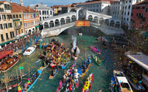 Carnevale di Venezia 2026: lo scoppio della Pantegana inaugura l’edizione Olympus sul Canal Grande