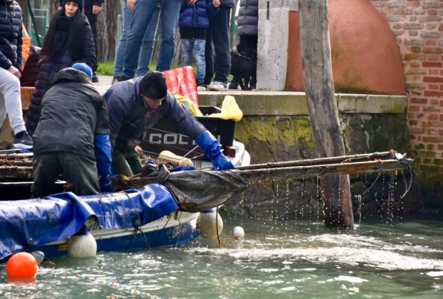 Gondolieri Sub in azione: recuperati 16 quintali di rifiuti nel Rio di Sant’Elena