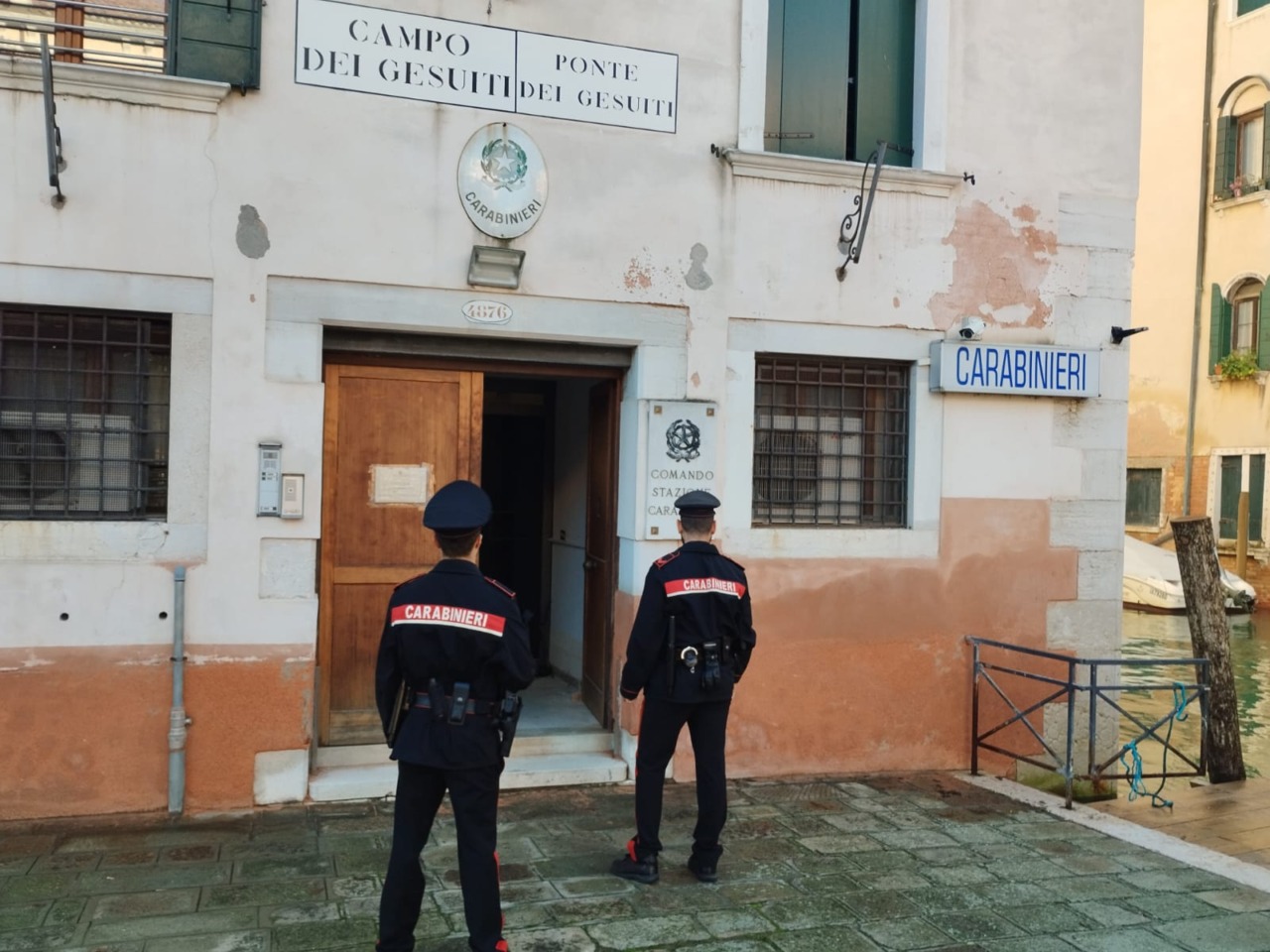 Prova a soffocare la compagna con una cintura: arrestato 52enne a Cannaregio