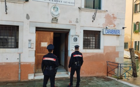 Prova a soffocare la compagna con una cintura: arrestato 52enne a Cannaregio