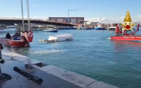 Furgone finisce in acqua al Tronchetto, l’autista era uscito prima della caduta