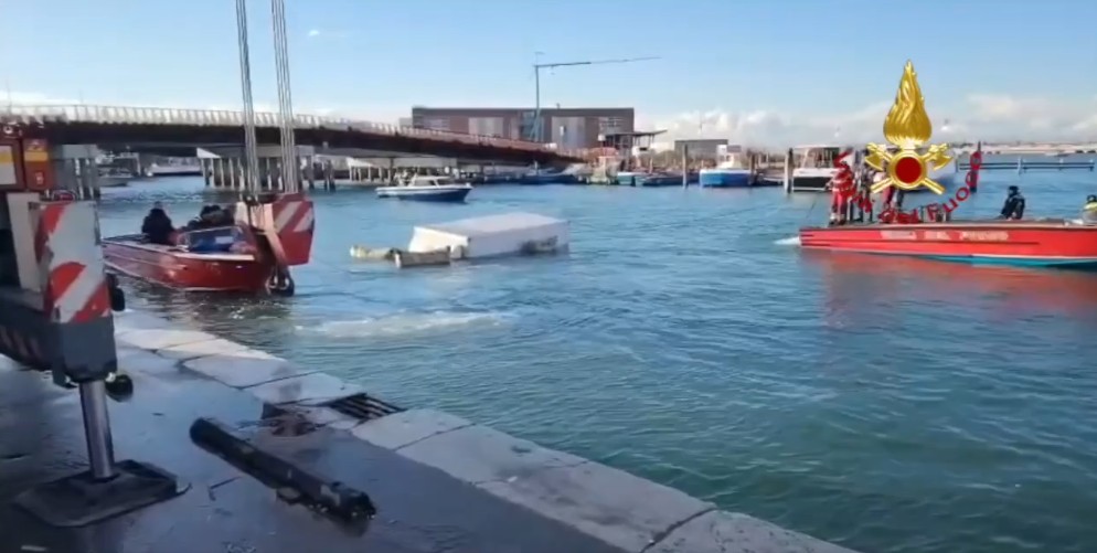 Furgone finisce in acqua al Tronchetto, l’autista era uscito prima della caduta