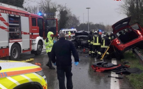 Frontale sulla statale 14 a Venezia: morta la madre, grave la figlia di 12 anni