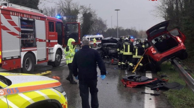 Frontale sulla statale 14 a Venezia: morta la madre, grave la figlia di 12 anni
