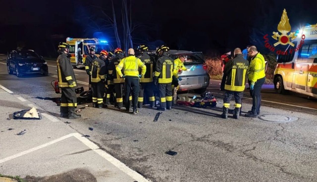 Incidente mortale tra auto e motocicletta a Mirano: un ferito estratto dalle lamiere e una vittima