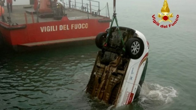 Auto finisce in laguna al Lido: conducente e cane salvati