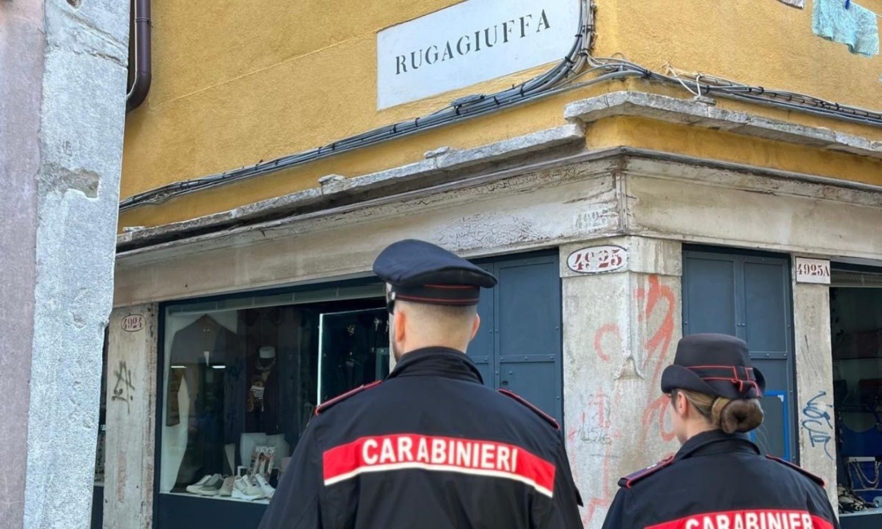 40enne arrestato per rapine con coltello in negozi e furto in una sala scommesse