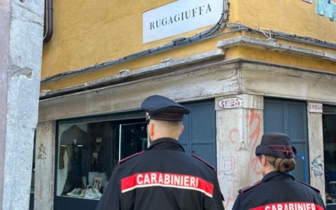 40enne arrestato per rapine con coltello in negozi e furto in una sala scommesse