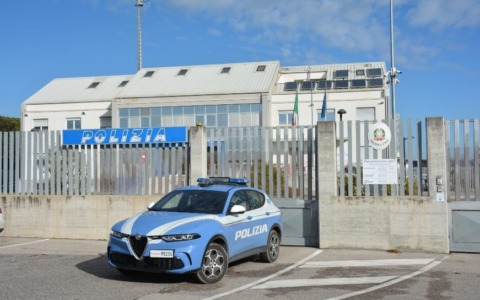 Occupano abusivamente una casa-vacanze a Jesolo: per entrare hanno sfondato una porta-finestra