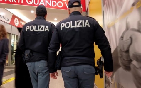 Deruba una passeggera a Venezia Santa Lucia, poi tenta di fuggire sui binari