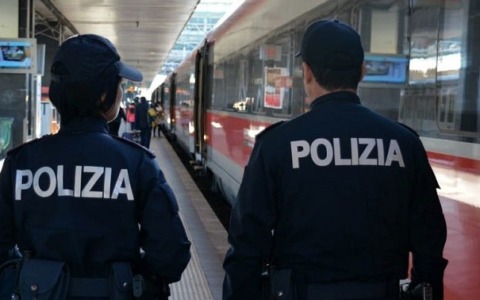 “Come mai hai tutti questi gioielli?”: truffatore fermato in stazione a Mestre poco prima di salire su un treno
