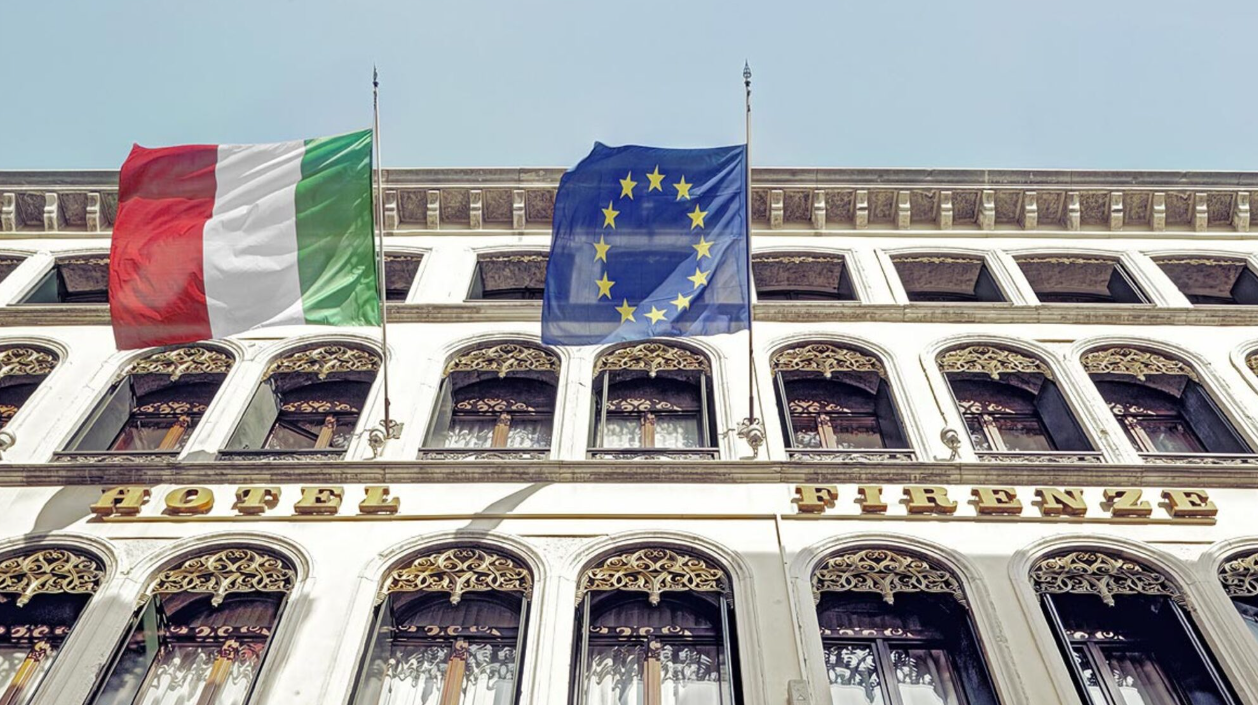 Incendio in un negozio di pelletteria in Salizada San Moisè: evacuati 40 ospiti di un hotel vicino