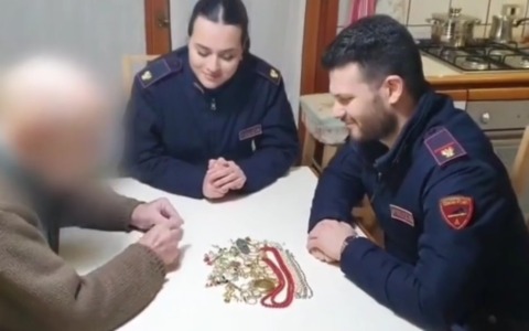 20enne si finge Carabiniere, truffa un anziano e si fa consegnare tutti i suoi gioielli