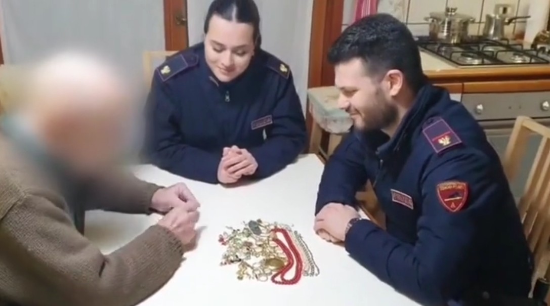 20enne si finge Carabiniere, truffa un anziano e si fa consegnare tutti i suoi gioielli