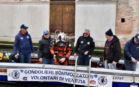 Pulizia straordinaria nei rii veneziani: ripescati pneumatici, monopattini e un’inferriata