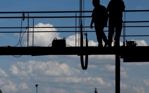 Tubo metallico cade da 8 metri in un cantiere, operaio colpito alla testa: è grave