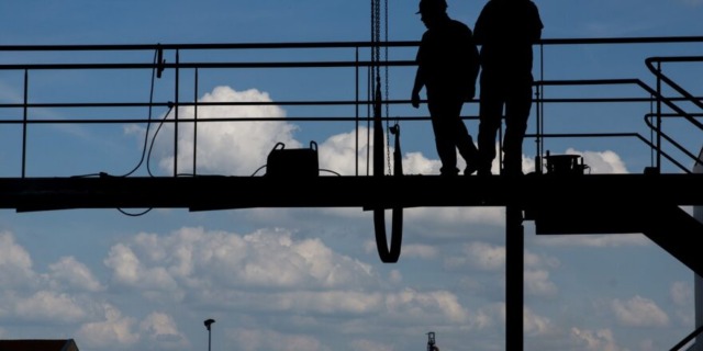 Tubo metallico cade da 8 metri in un cantiere, operaio colpito alla testa: è grave