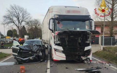 Frontale a Mirano: automobilista ferita nello scontro con un camion