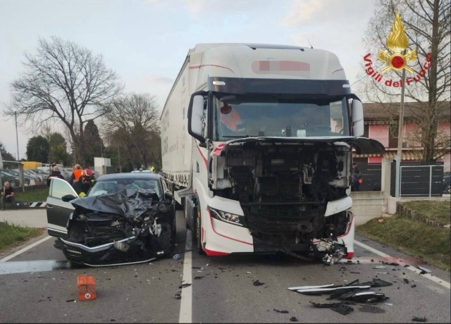 Frontale a Mirano: automobilista ferita nello scontro con un camion