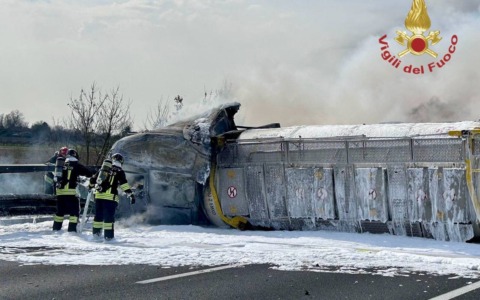 Scontro tra due autocisterne in A4: una si ribalta e prende fuoco a Noventa di Piave