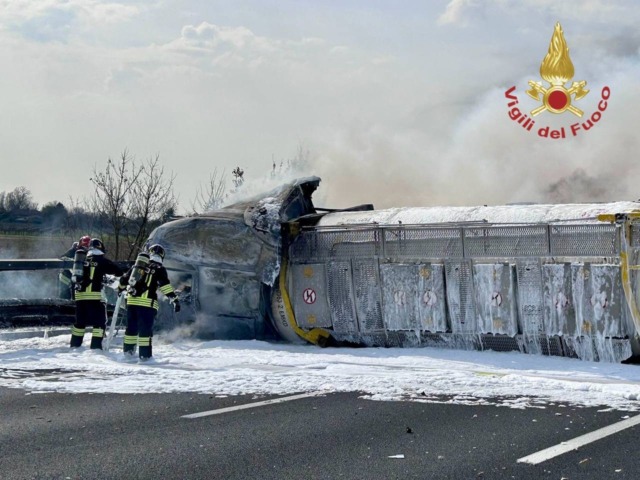 Scontro tra due autocisterne in A4: una si ribalta e prende fuoco a Noventa di Piave