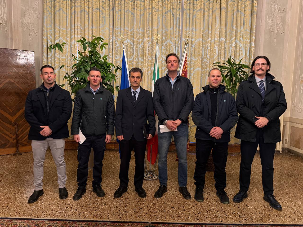 Auto finisce in laguna, premiato l’equipaggio Actv per il salvataggio dell’automobilista e del suo cane