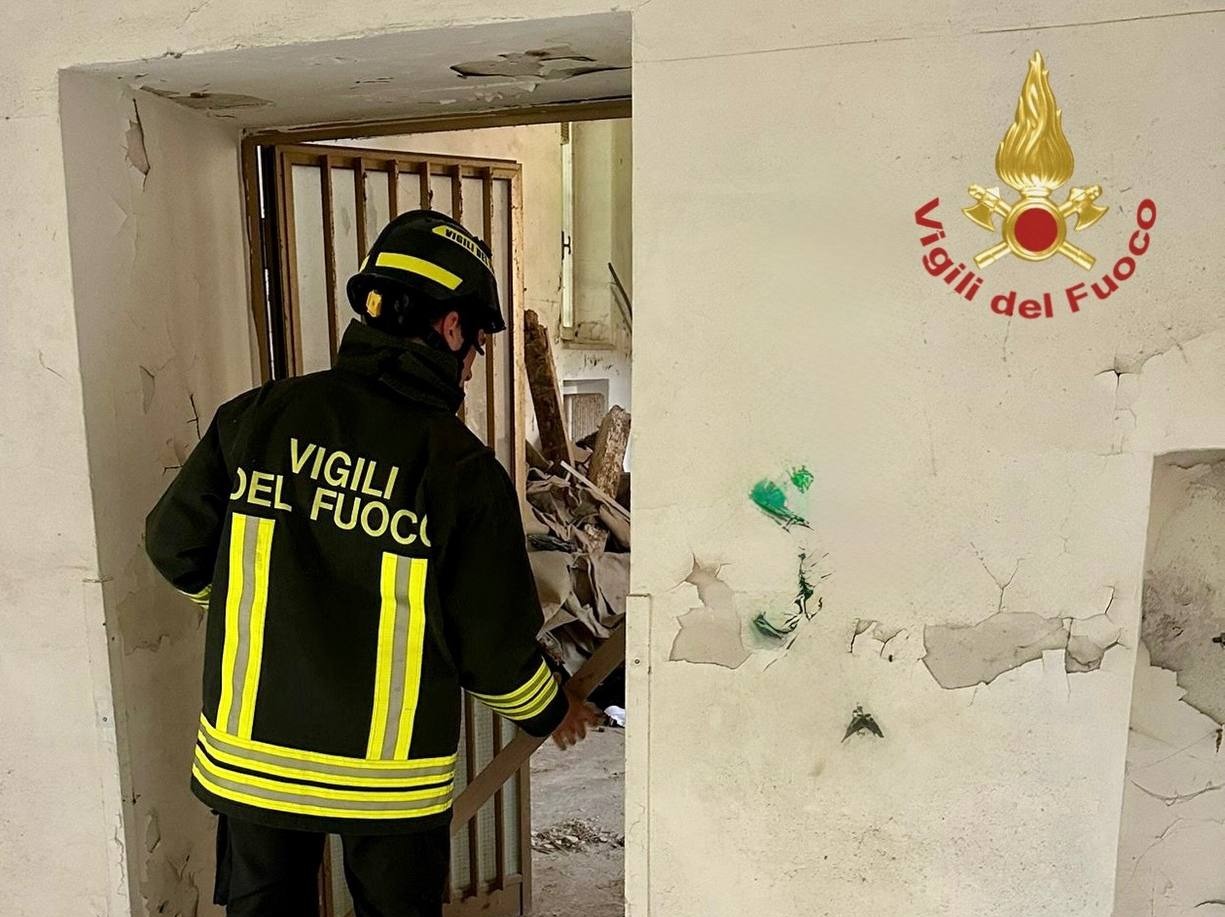 Crolla solaio di una struttura in riqualificazione: quattro operai feriti