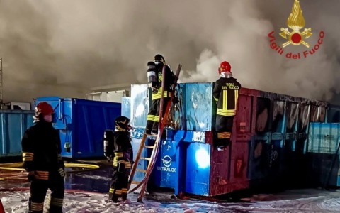 Incendio nella notte in un’azienda di smaltimento rifiuti elettrici a Fossò