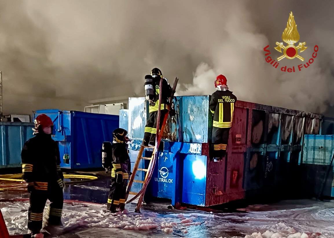Incendio nella notte in un’azienda di smaltimento rifiuti elettrici a Fossò