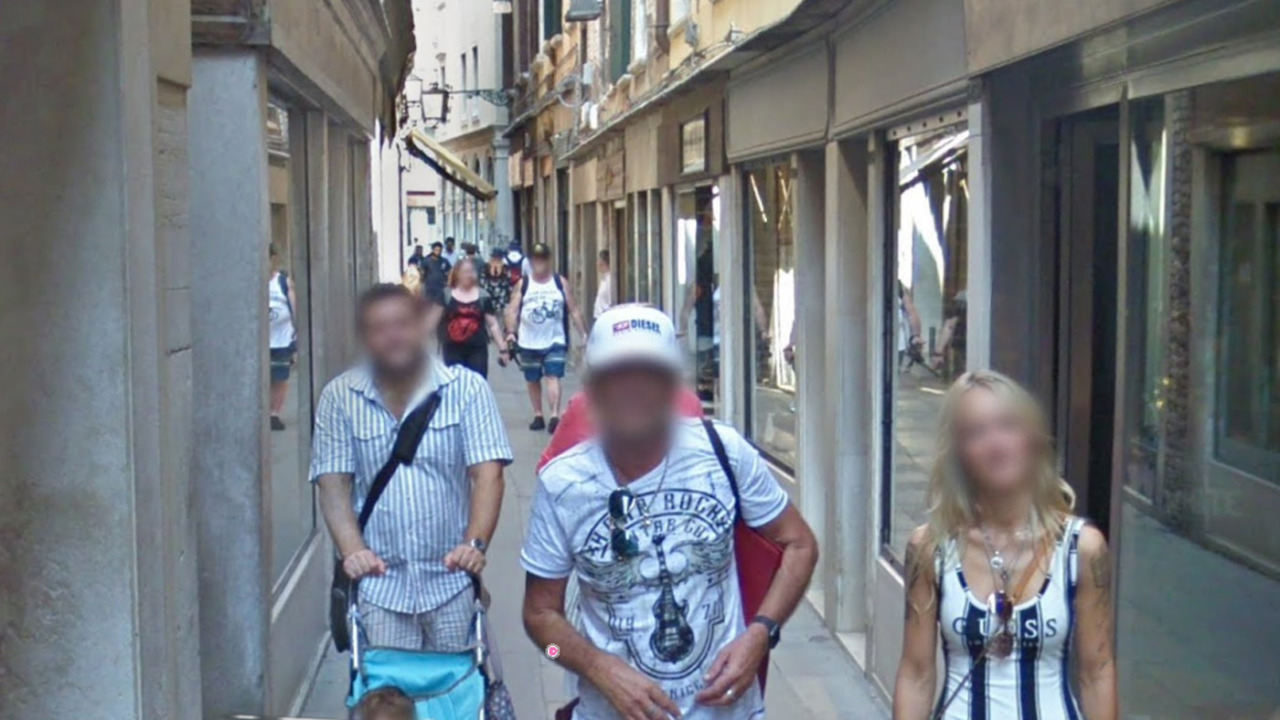 Fotografa i borseggiatori mentre derubano un turista: commerciante minacciato nel suo negozio