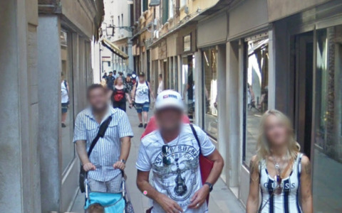 Fotografa i borseggiatori mentre derubano un turista: commerciante minacciato nel suo negozio