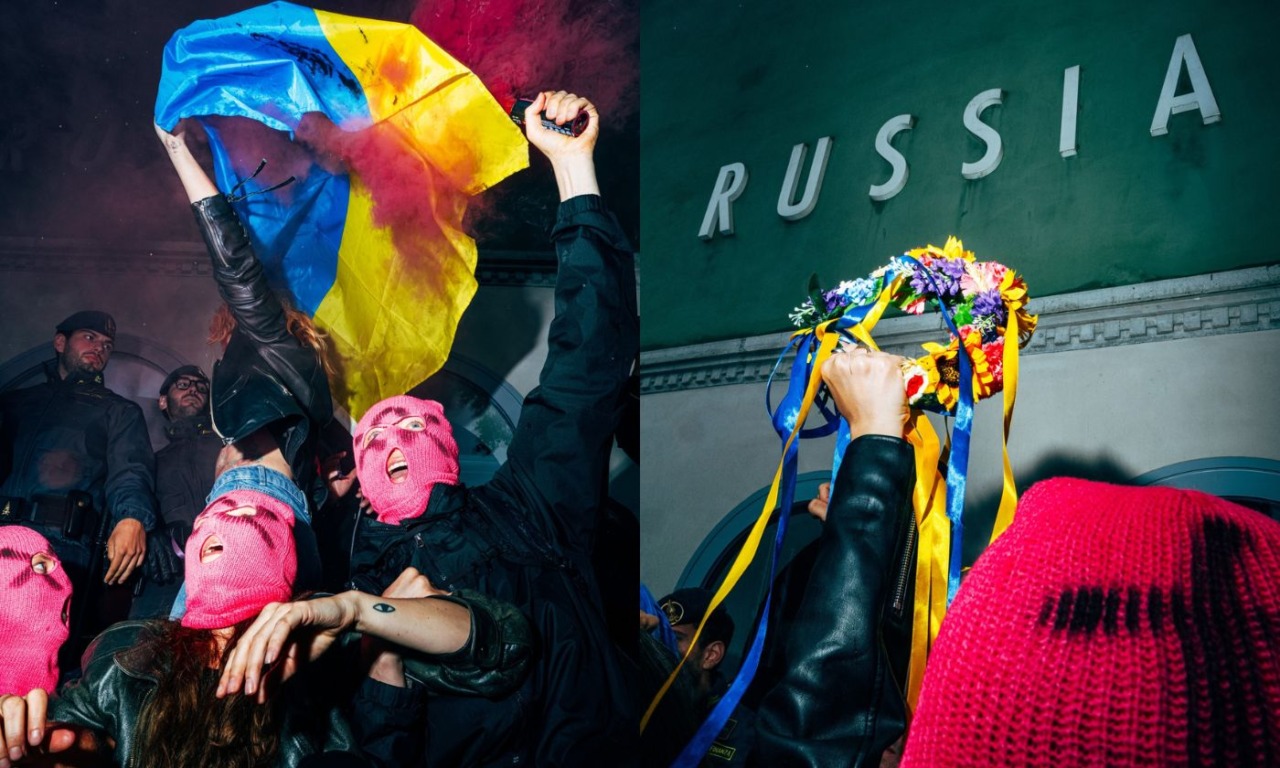 Biennale Venezia, protesta PussyRiot e Femen davanti al padiglione della Russia: fumogeni, bandiere dell’Ucraina e seni al vento
