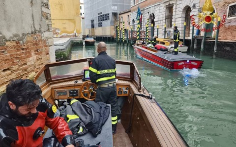 Tre persone finiscono in acqua a Venezia: 20enne muore annegato