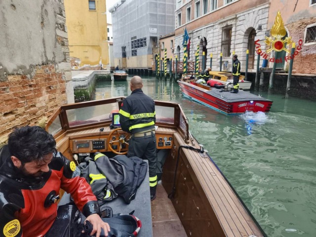 Tre persone finiscono in acqua a Venezia: 20enne muore annegato